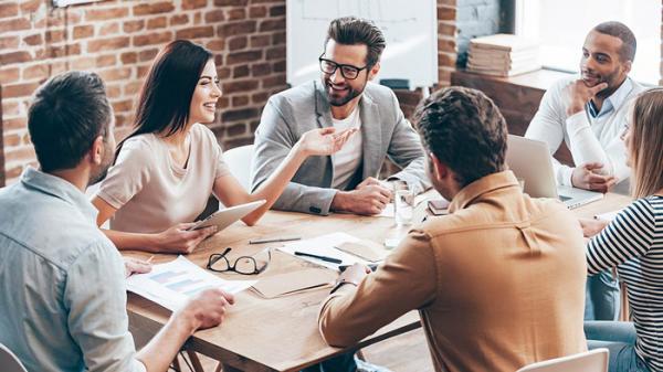 چگونه شوخ طبع باشیم؟ 9 راه پرورش حس شوخ طبعی